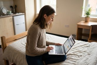 Jeune femme cherchant emploi sur son ordinateur dans un studio